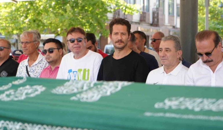 Doğum gününde acı haberi alan ünlü oyuncu, dedesini son yolculuğuna uğurladı