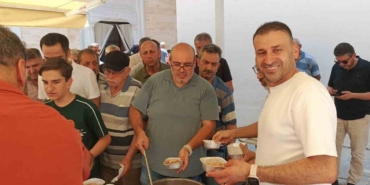 Bursalı esnaf bin 200 kişiye aşure dağıttı