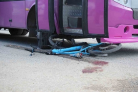 Bisikletiyle sokağa fırlayan çocuk otobüsün altında kaldı