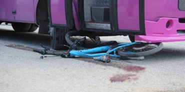 Bisikletiyle sokağa fırlayan çocuk otobüsün altında kaldı