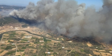 Çanakkale Valisi Toraman, Ayvacık’taki orman yangınını havadan kontrol etti
