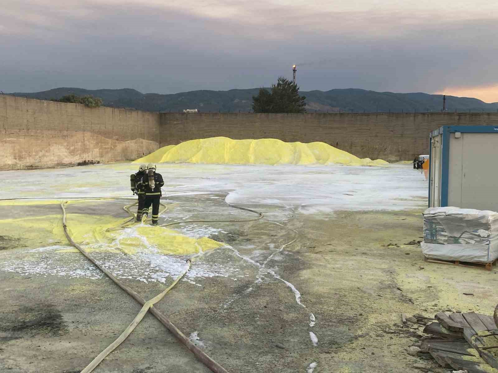 Kükürt deposundaki yangında kimyasal duman paniği