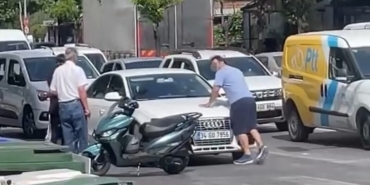Yol verme tartışmasında aracın önünü kesti, sileceği kırıp cama yumruk attı