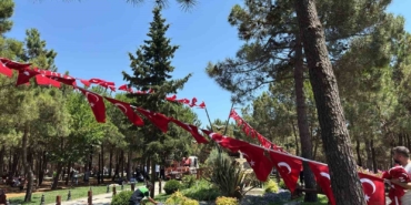 Pendik’te ay yıldızlı birlik mesajı: Caddeler bayraklarla donatıldı