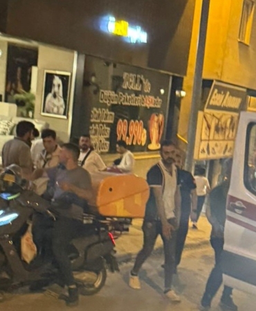 Kontrolden çıkan motorlu bisiklet bir işyerinin duvarına çarptı