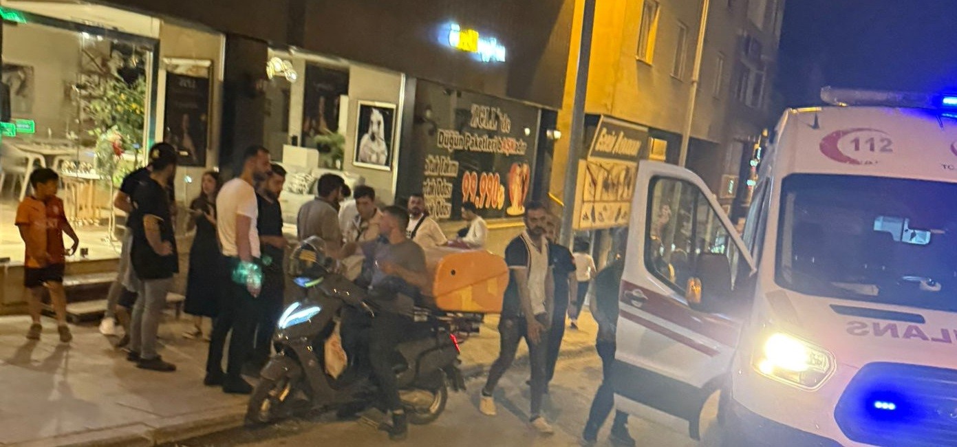 Kontrolden çıkan motorlu bisiklet bir işyerinin duvarına çarptı