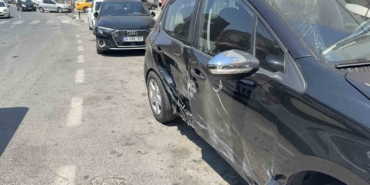 Sara krizi geçirdiği iddia edilen sürücü, yol kenarındaki araca çarptı: 1 yaralı