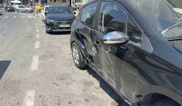 Sara krizi geçirdiği iddia edilen sürücü, yol kenarındaki araca çarptı: 1 yaralı