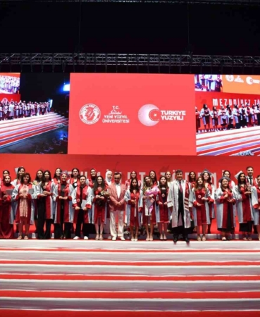 İstanbul Yeni Yüzyıl Üniversitesi’nde mezuniyet coşkusu