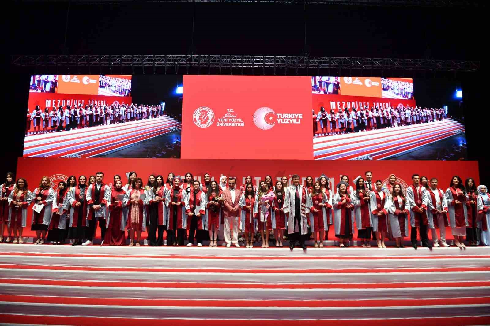 İstanbul Yeni Yüzyıl Üniversitesi’nde mezuniyet coşkusu