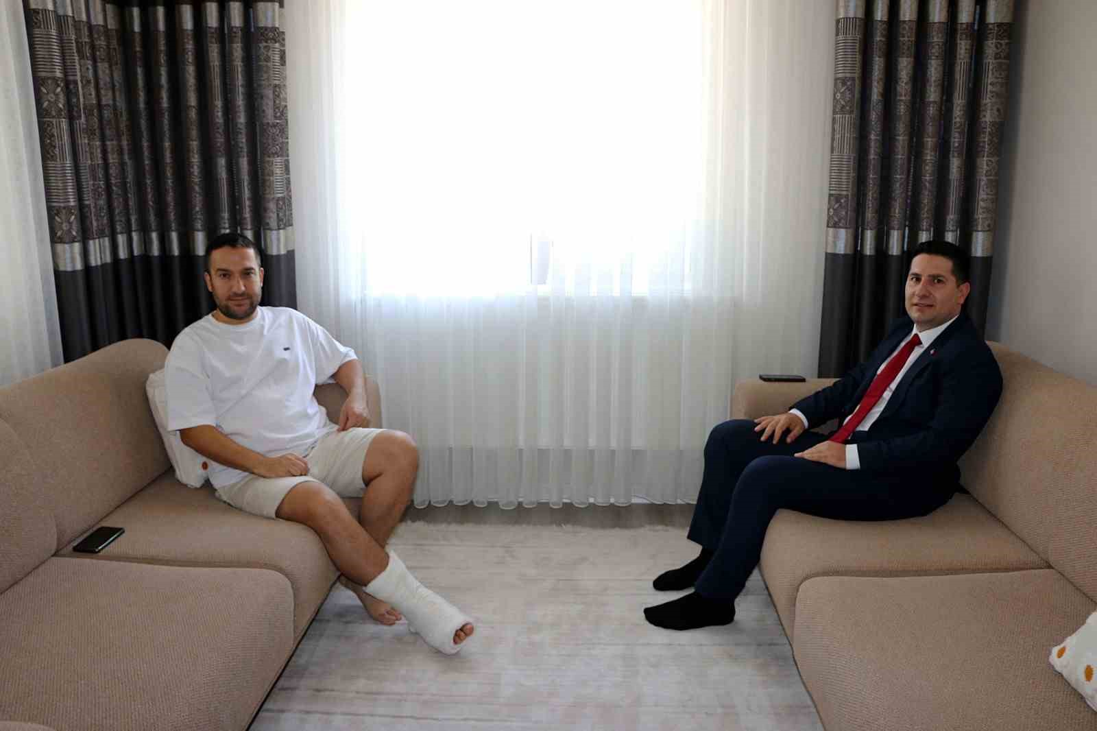 İl Sağlık Müdürü Özdemir, 15 Temmuz gecesi ilk müdahaleyi yaptığı gaziyi ziyaret etti