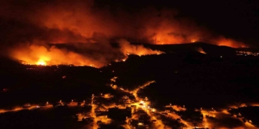 Alevler havadan görüntülendi: Orman yangını köyleri tehdit etmeye devam ediyor