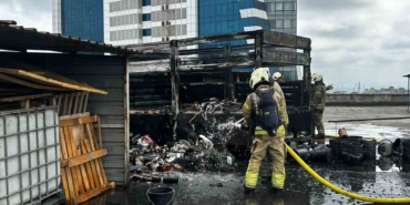 Kamyonette çıkan yangın Tesla araca sıçradı, dün aldığı otomobil zarar gördü