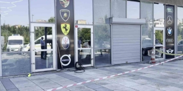 Küçükçekmece’de oto galeriye kurşun yağmuru