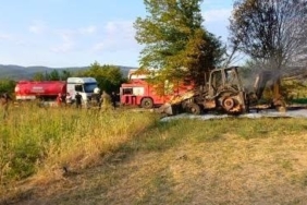 Tarlada ağaç sökümü yapan iş makinesi alev alev yandı