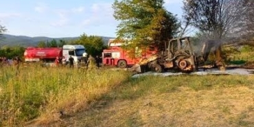 Tarlada ağaç sökümü yapan iş makinesi alev alev yandı