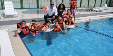 Karacabey’de yenilenen açık yüzme havuzu hizmete girdi
