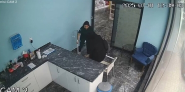 Bursa’daki depremde tedavi gören köpeği içeride bırakmadı