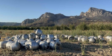 (ÖZEL) Yangından dolayı boşaltılan köyde "Tüp tarlası"