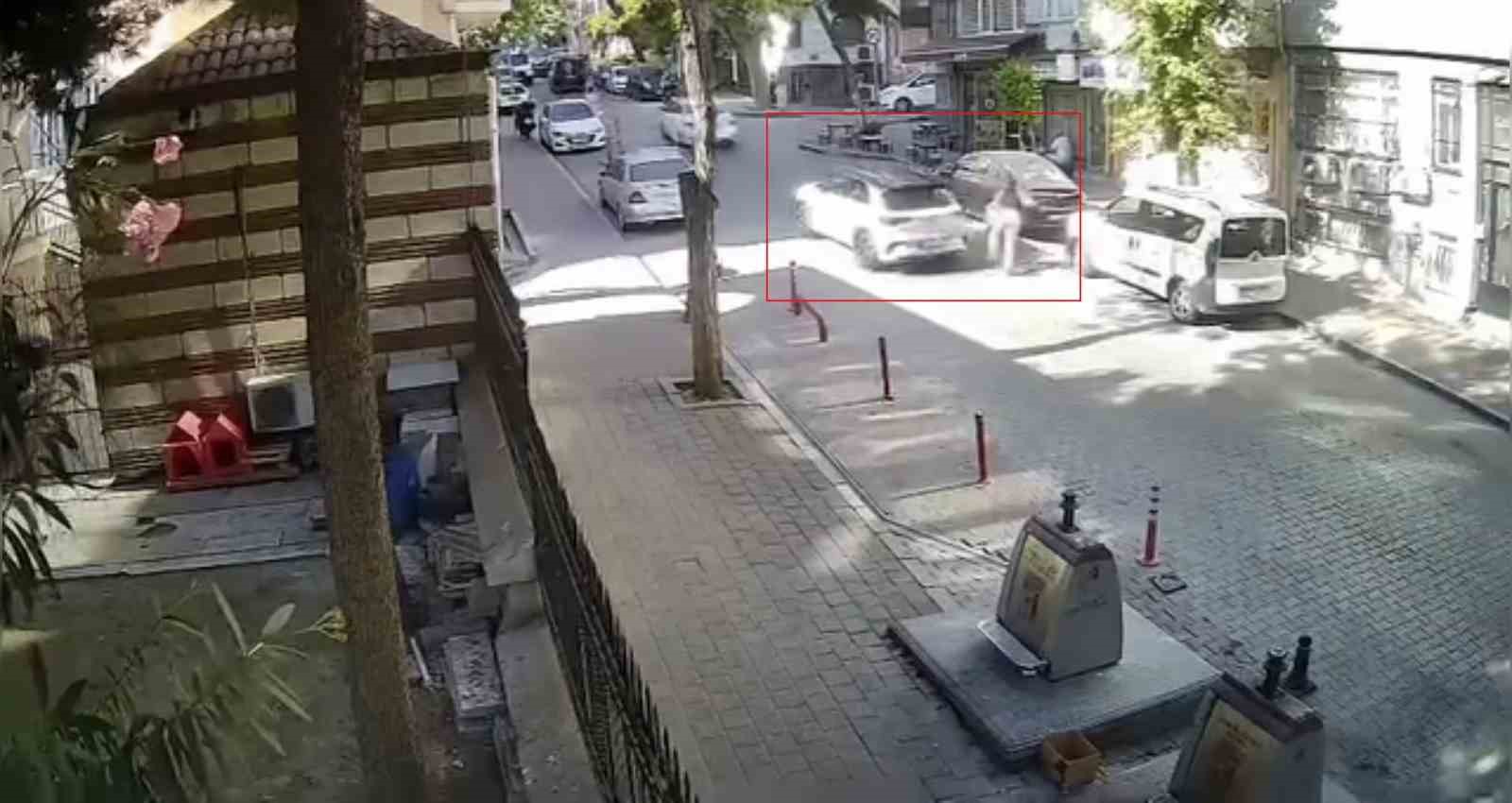 Fatih’te yolda yürüyen genç kadına sözlü tacizde bulunan ve aracıyla ayağını ezen sürücü gözaltına alındı