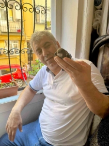 Beyoğlu’nda 6 yıl önce tedavisini yaptığı ebabil kuşu yeniden penceresine kondu