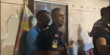 Yangın yerinde hırsızlık iddiası ortalığı böyle karıştırdı... Tekme tokat dövüldü, jandarma kurtardı