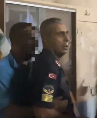 Yangın yerinde hırsızlık iddiası ortalığı böyle karıştırdı... Tekme tokat dövüldü, jandarma kurtardı