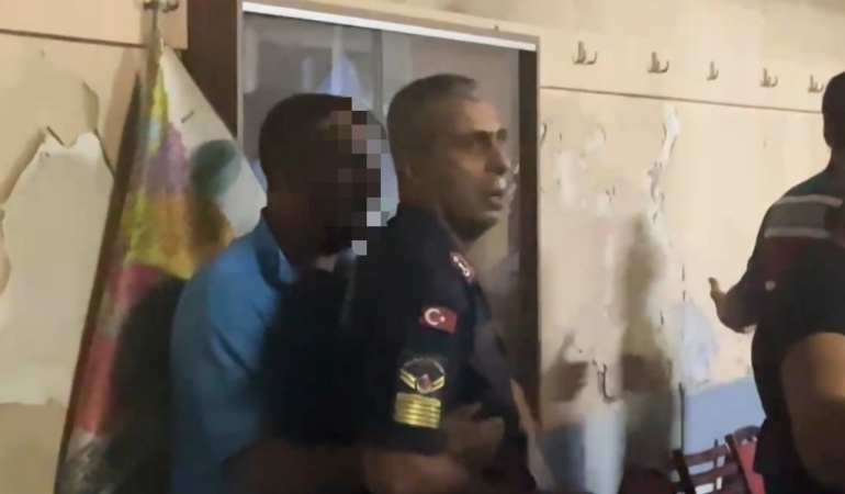 Yangın yerinde hırsızlık iddiası ortalığı böyle karıştırdı... Tekme tokat dövüldü, jandarma kurtardı