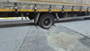 Sultangazi’de İSKİ’nin döktüğü asfalt çöktü: Malzeme yüklü kamyonet çukura düştü