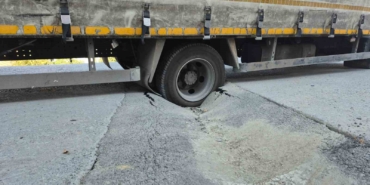 Sultangazi’de İSKİ’nin döktüğü asfalt çöktü: Malzeme yüklü kamyonet çukura düştü