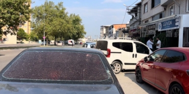 Rastgele ateş açtı, kurşunlar otomobillere isabet etti