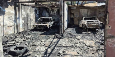 Avcılar’da uyuşturucu bağımlılarının mesken edindiği oto tamircide 2 hurda otomobil yandı