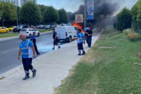 Bakırköy’de bir araç alev alev yandı