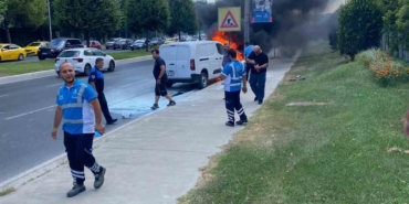 Bakırköy’de bir araç alev alev yandı