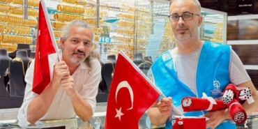 Esnafa ve vatandaşlara binlerce bayrak dağıtıldı