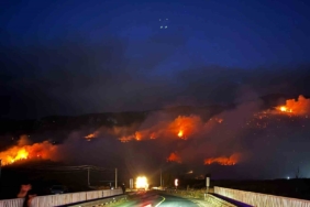 Yangın, tahliye edilen mahalleye sıçradı: Evler alev topuna döndü