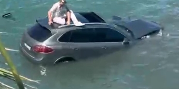 Ayvalık’ta otomobil denize uçtu