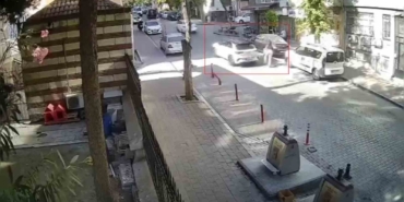 Fatih’te bir sürücü yolda yürüyen genç kadına dehşeti yaşattı: Önce sözlü taciz etti sonra aracıyla ayağının üzerinden geçti