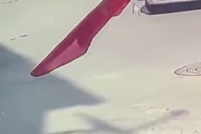 Kadının yere düşürdüğü altın bilekliğini alıp, yoluna devam eden şahıs kameraya yansıdı