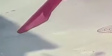 Kadının yere düşürdüğü altın bilekliğini alıp, yoluna devam eden şahıs kameraya yansıdı