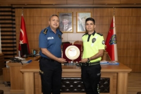 Komiser Fatih Sanay’a teşekkür plaketi