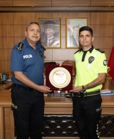 Komiser Fatih Sanay’a teşekkür plaketi