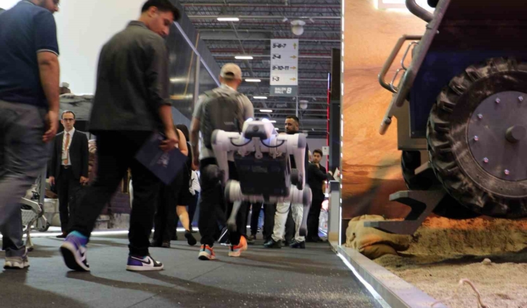 IDEF’te sergilenen zıplayan, takla atan ve selam veren robot köpekler ilgi görüyor