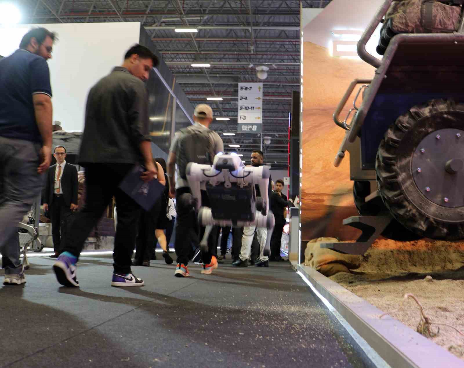 IDEF’te sergilenen zıplayan, takla atan ve selam veren robot köpekler ilgi görüyor