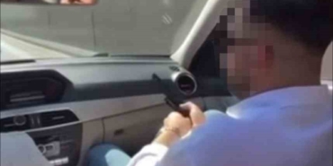 Seyir halindeki araçtan peş peşe böyle ateş açtı