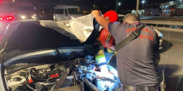 Bariyerlere saplanan otomobilden burnu kanamadan çıktı