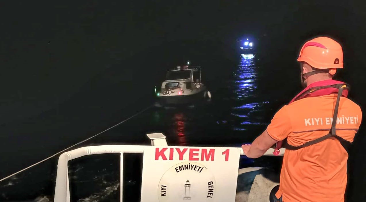 Çanakkale Boğazı’nda dümen arızası nedeniyle sürüklenen tekne kurtarıldı