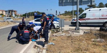 Çanakkale’de otomobil motosiklete çarpıp takla attı: 1’i ağır 2 yaralı