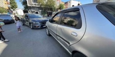 Arnavutköy’de zincirleme kaza: Çocuk iki araç arasında sıkışarak yaralandı