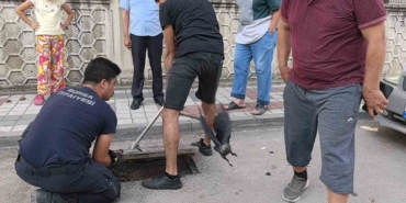 Rögarda mahsur kalan kargayı itfaiye kurtardı
